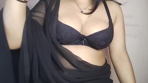 Snapshot of priyu_ chatting on 11.08.25 priyu_ online show from 11.08.25