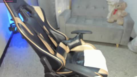    INDEPENDENT MODEL online show from 01.18.25