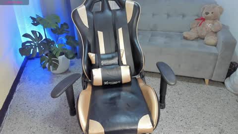    INDEPENDENT MODEL online show from 01.22.25