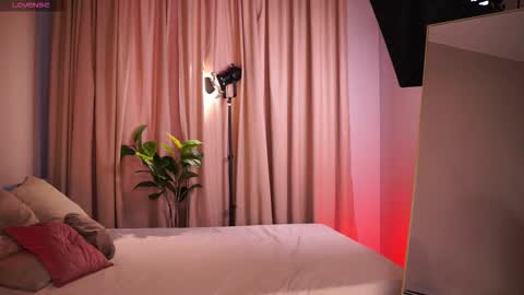 constant schedule Wednesday  Friday  Saturday  Sunday  The Rosemarie online show from 03.26.26