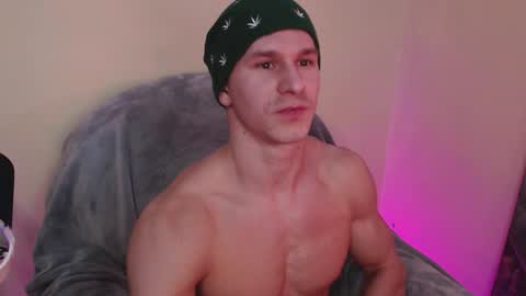 Snapshot of puremenshape chatting on 11.22.25 puremenshape online show from 11.22.25