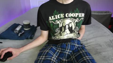 Snapshot of pussylover2182 chatting on 12.23.24 pussylover2182 online show from 12.23.24