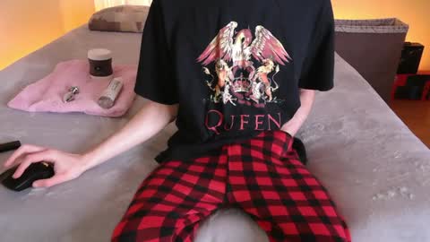 Snapshot of pussylover2182 chatting on 12.29.24 pussylover2182 online show from 12.29.24