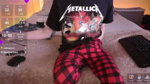 Snapshot of pussylover2182 chatting on 01.01.25 pussylover2182 online show from 01.01.25