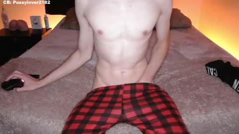 Snapshot of pussylover2182 chatting on 09.27.25 pussylover2182 online show from 09.27.25