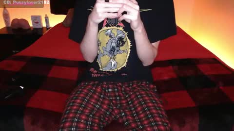 Snapshot of pussylover2182 chatting on 11.05.25 pussylover2182 online show from 11.05.25