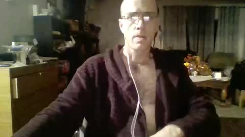 Snapshot of q2phq2ph chatting on 10.28.25 q2phq2ph online show from 10.28.25