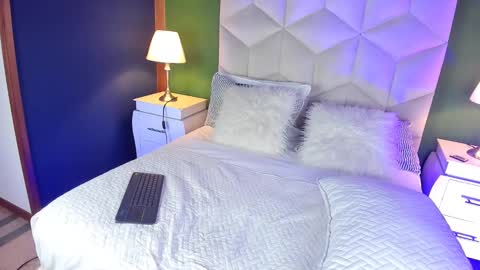 Queen Violet online show from 02.21.25