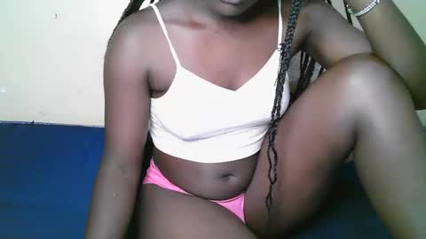 Snapshot of queen_latasha chatting on 10.18.25 queen_latasha online show from 10.18.25