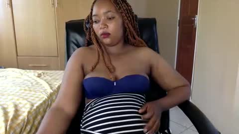 Snapshot of queenbebony2 chatting on 03.05.25 Queenbebony2 online show from 03.05.25