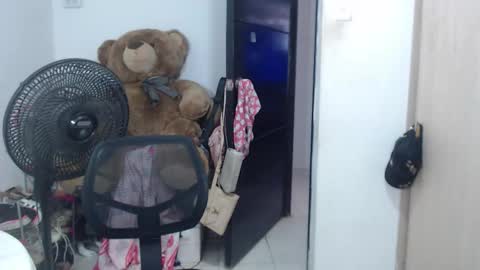Snapshot of queeniediana chatting on 12.19.25 queeniediana online show from 12.19.25