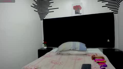 Snapshot of queenmature chatting on 09.27.25 VickyBoobss online show from 09.27.25