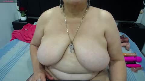 Snapshot of queenmature chatting on 10.07.25 VickyBoobss online show from 10.07.25