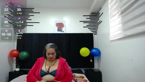Snapshot of queenmature chatting on 10.12.25 VickyBoobss online show from 10.12.25