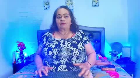 Snapshot of queenmature chatting on 04.19.26 VickyBoobss online show from 04.19.26
