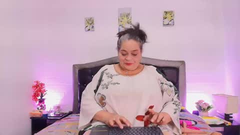 Snapshot of queenmature chatting on 04.24.26 VickyBoobss online show from 04.24.26