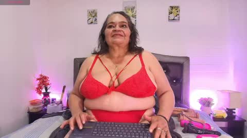 Snapshot of queenmature chatting on 05.01.26 VickyBoobss online show from 05.01.26