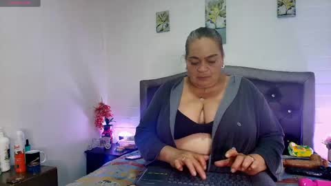 Snapshot of queenmature chatting on 05.10.26 VickyBoobss online show from 05.10.26