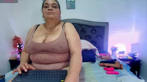 Snapshot of queenmature chatting on 05.12.26 VickyBoobss online show from 05.12.26