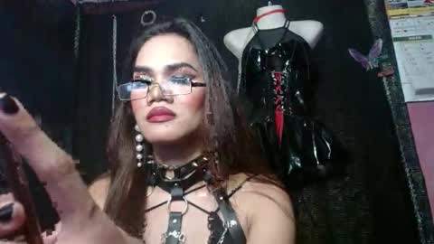 Snapshot of queenveee24 chatting on 05.20.26 VeinyDickWoman online show from 05.20.26