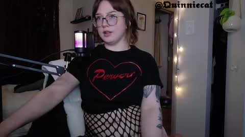 Snapshot of quinniecat chatting on 06.02.26 Quinn online show from 06.02.26