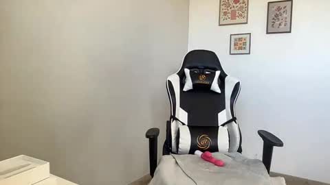 Quinnyelena online show from 10.30.25