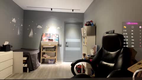 Snapshot of raeannschemmer chatting on 02.14.26 Mila online show from 02.14.26