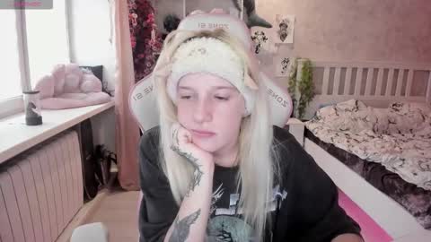 Snapshot of rapunzel_cute chatting on 10.05.25 Rapunzel online show from 10.05.25