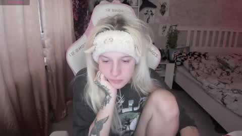 Snapshot of rapunzel_cute chatting on 10.06.25 Rapunzel online show from 10.06.25