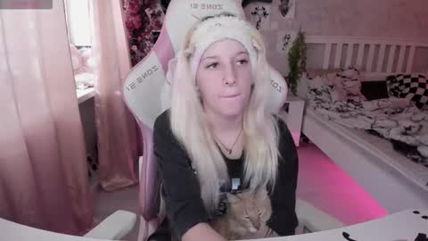 Snapshot of rapunzel_cute chatting on 10.19.25 Rapunzel online show from 10.19.25