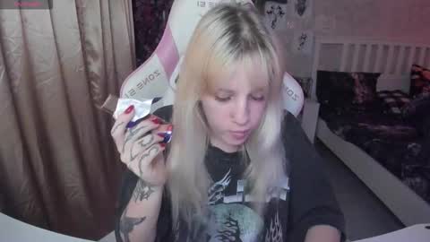 Snapshot of rapunzel_cute chatting on 10.31.25 Rapunzel online show from 10.31.25