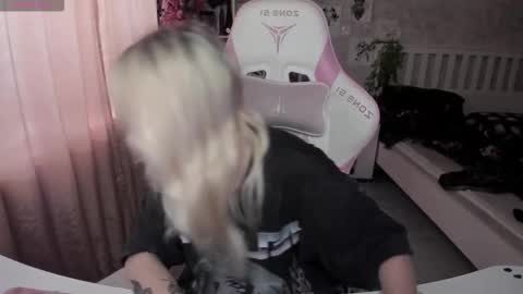 Snapshot of rapunzel_cute chatting on 11.04.25 Rapunzel online show from 11.04.25