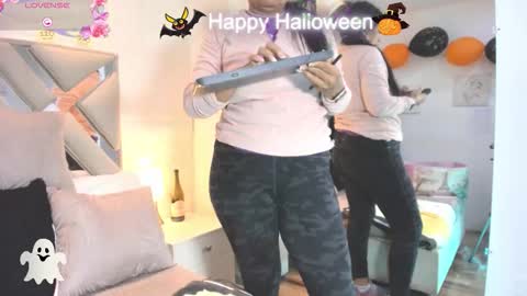 Raquel Moore  online show from 11.01.25