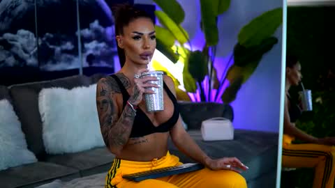 Raquelle online show from 10.11.25