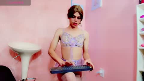 Snapshot of raven_estrada_ chatting on 07.28.26 Raven Estrada online show from 07.28.26