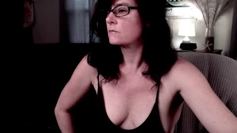 Snapshot of raven_feathers chatting on 04.19.26 Roxanneredlight59 online show from 04.19.26