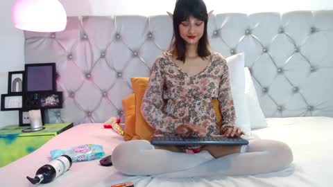 Snapshot of ravennocturne chatting on 01.14.25 Helena Viktoria Volkov online show from 01.14.25