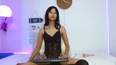 Snapshot of ravennocturne chatting on 02.11.25 Helena Viktoria Volkov online show from 02.11.25