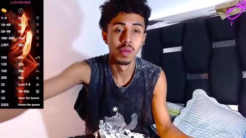 Snapshot of raydevil_ chatting on 01.08.25 Rayn online show from 01.08.25