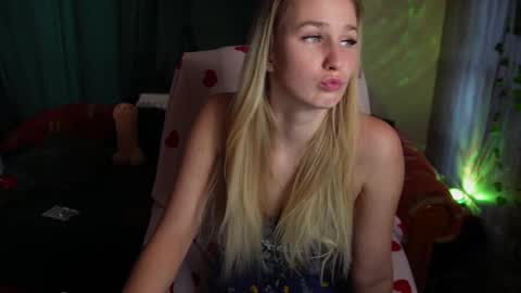 Snapshot of realmiagold chatting on 03.05.25 IG realmiagold online show from 03.05.25