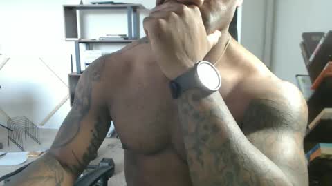 Snapshot of realreyblack chatting on 10.04.25 Rey online show from 10.04.25