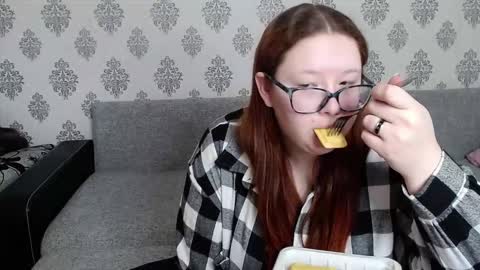 Snapshot of redchloee chatting on 10.21.25 Chloe online show from 10.21.25