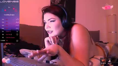 Snapshot of redyari chatting on 12.22.24 Red online show from 12.22.24