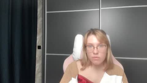 Snapshot of reginasmilee chatting on 01.25.25 Regina online show from 01.25.25
