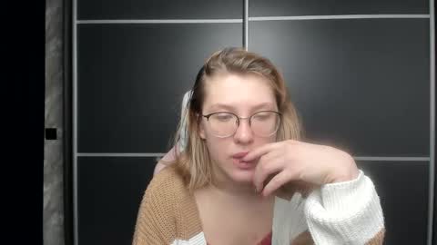 Snapshot of reginasmilee chatting on 01.27.25 Regina online show from 01.27.25