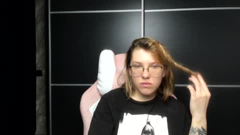 Snapshot of reginasmilee chatting on 01.28.25 Regina online show from 01.28.25