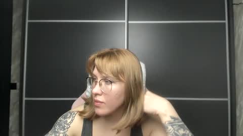 Snapshot of reginasmilee chatting on 02.07.25 Regina online show from 02.07.25