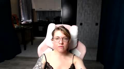 Snapshot of reginasmilee chatting on 09.17.25 Regina online show from 09.17.25