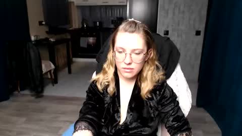 Snapshot of reginasmilee chatting on 09.20.25 Regina online show from 09.20.25