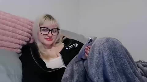 Snapshot of reiannmay chatting on 11.19.25 reiannmay online show from 11.19.25